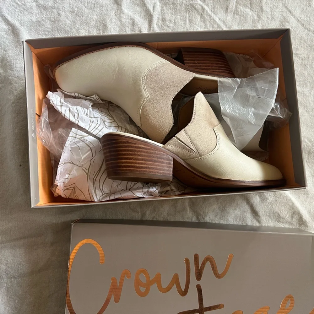 Mules - Picture 2 of 10